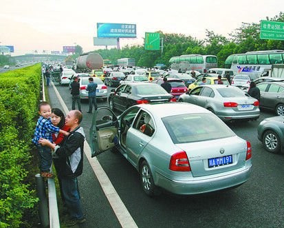 高速路免费刺激自驾游升温 政策仍需再完善