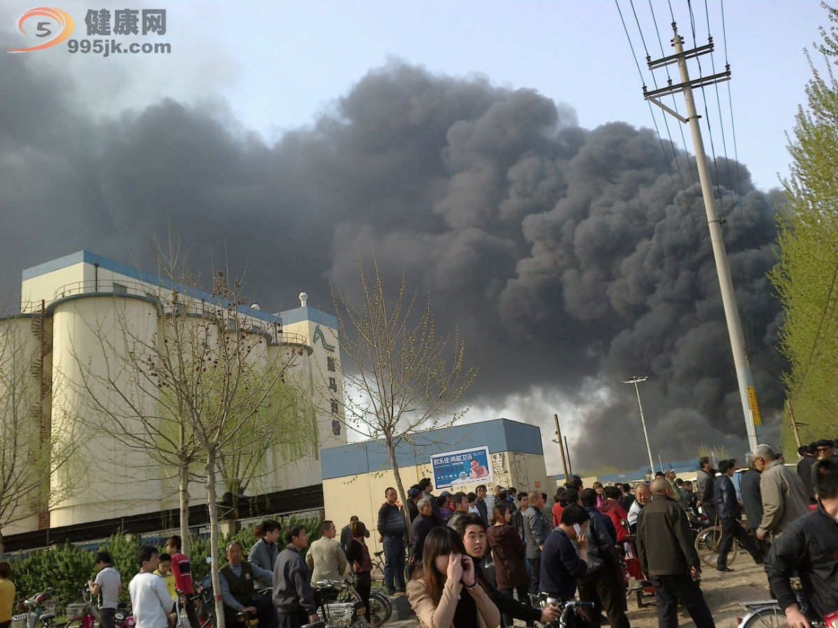 辛集化工厂爆炸 大火腾起十几米高 黑烟蔽日