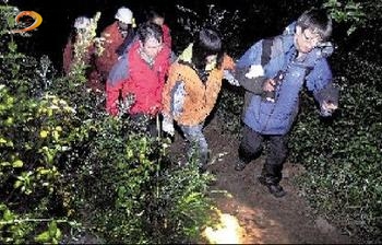 14名登山遇险的学生获救！