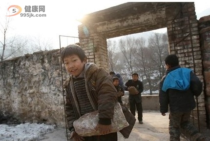 安装旗杆底座 孩子们抢着搬石头