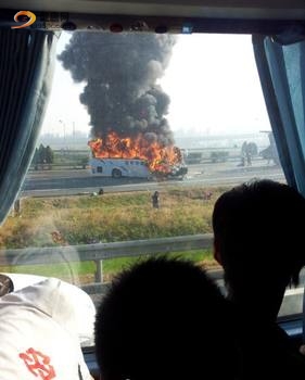 载外籍乘客大巴京津塘高速大巴追尾起火致6死14伤