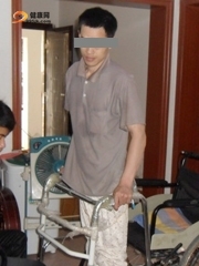 用爱前行，截瘫男孩站起来