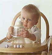 宝宝长期使用奶瓶不利于牙齿发育