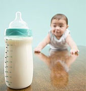 给宝宝喂奶粉时的6个误区