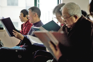 每周四上午，２０余名癌症病人会聚在一起唱歌。