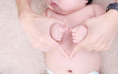 秘鲁成功为14天新生儿切下与婴儿体重相当的3.6斤肿瘤
