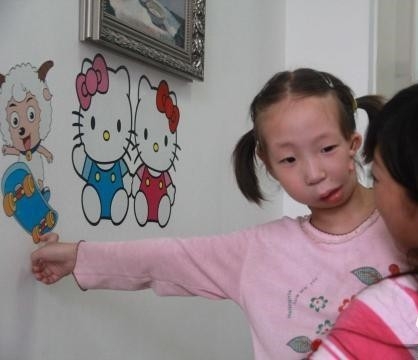 陕西女童患脸部萎缩怪病 三期手术将助其恢复容貌