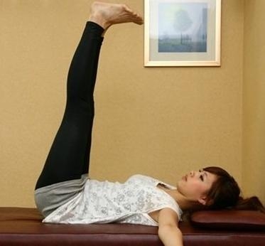 股骨头坏死关节置换后家庭训练应注意什么