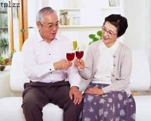 少量喝酒能强壮骨骼 减少骨折概率
