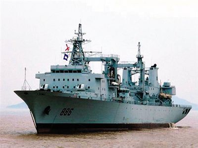 千岛湖号补给舰：满载排水量2.3万吨，是目前中国海军吨位最大的战舰。它能进行横向补给、舰尾纵向补给、舰载机垂直补给，综合补给能力强。