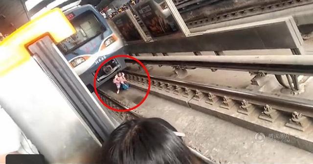 组图：北京一孕妇跌落地铁 列车两米外紧急停车