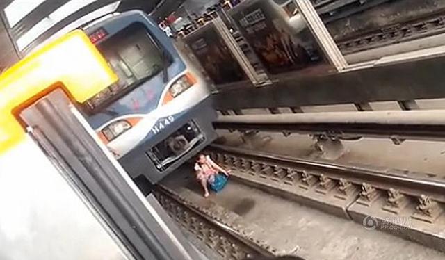 组图：北京一孕妇跌落地铁 列车两米外紧急停车